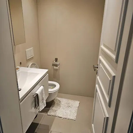 Wunderschoene, 5 Zimmerwohnung, Mit Grosser Terrasse Daire Münih